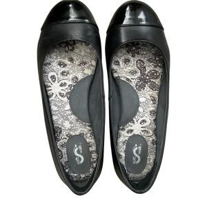 SoftWalk Women's Black Patent Toe Flats 8W
